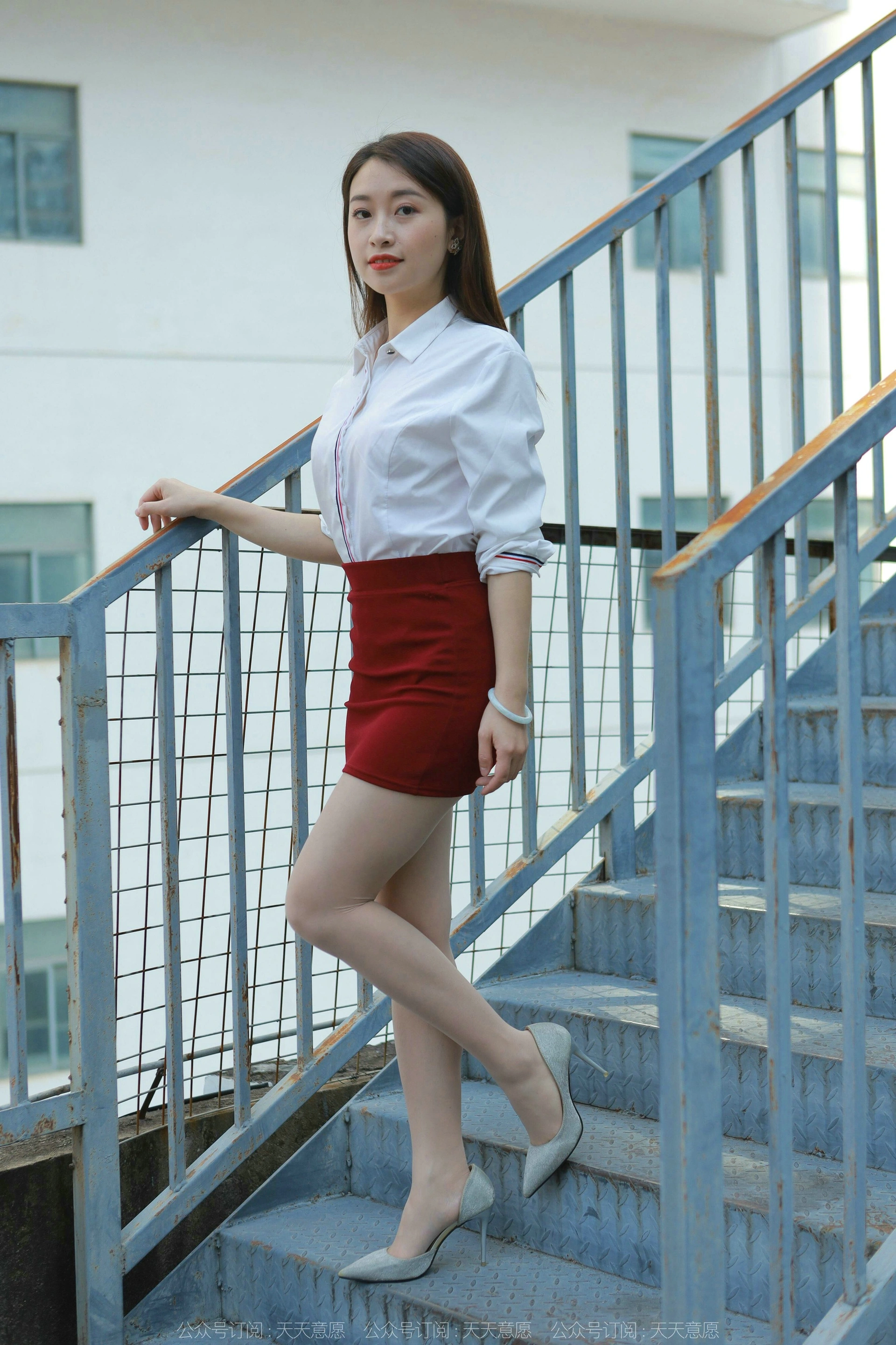 [IESS异思趣向] 2022.02.17 丝享家1006:小婕《性感红色包臀裙》 1