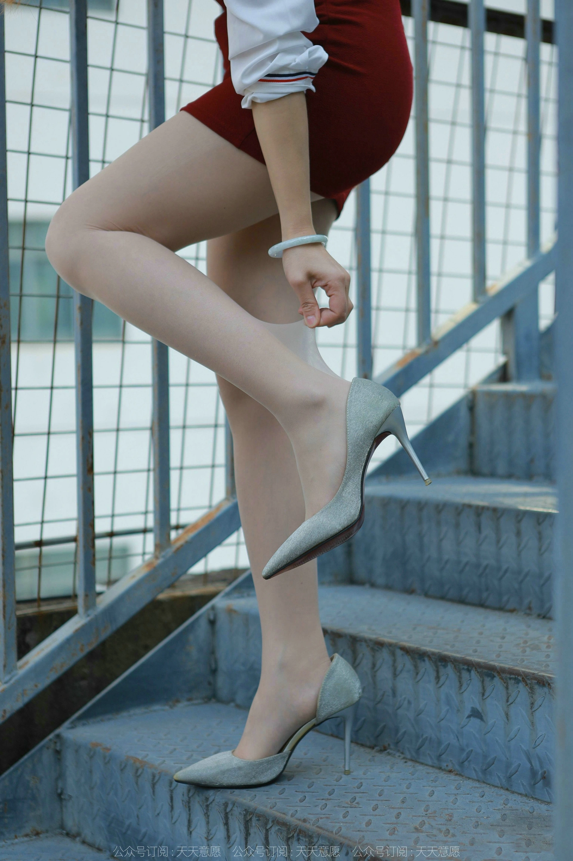[IESS异思趣向] 2022.02.17 丝享家1006:小婕《性感红色包臀裙》 2